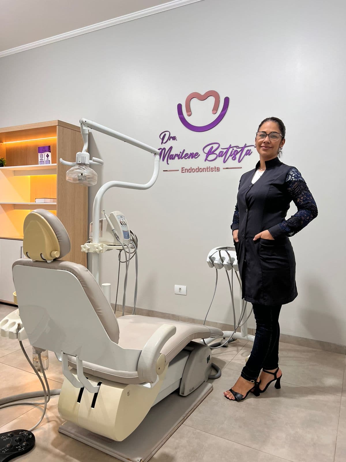 Dra. Marilene Batista, endodontista em seu consultório odontológico em Presidente Epitácio SP